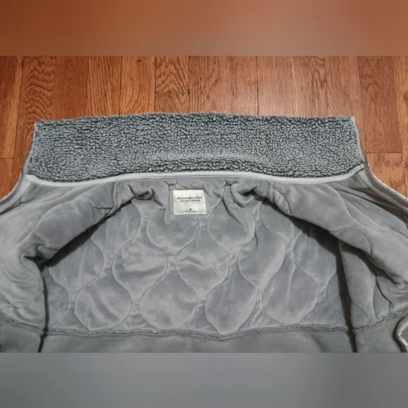 Abercrombie & Fitch Gray Quilted Sherpa Jacket - Picture 4 of 4